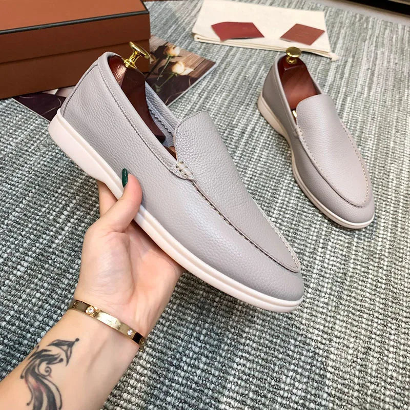 Bordeauxfarbene Innenlasche des Slippers