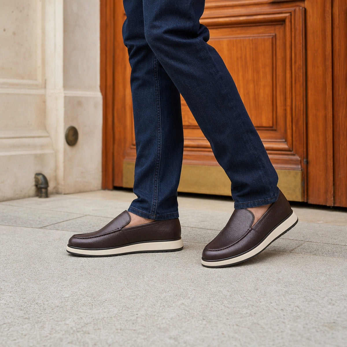 Dunkle Herren-Slipper in fünf Farben Bild