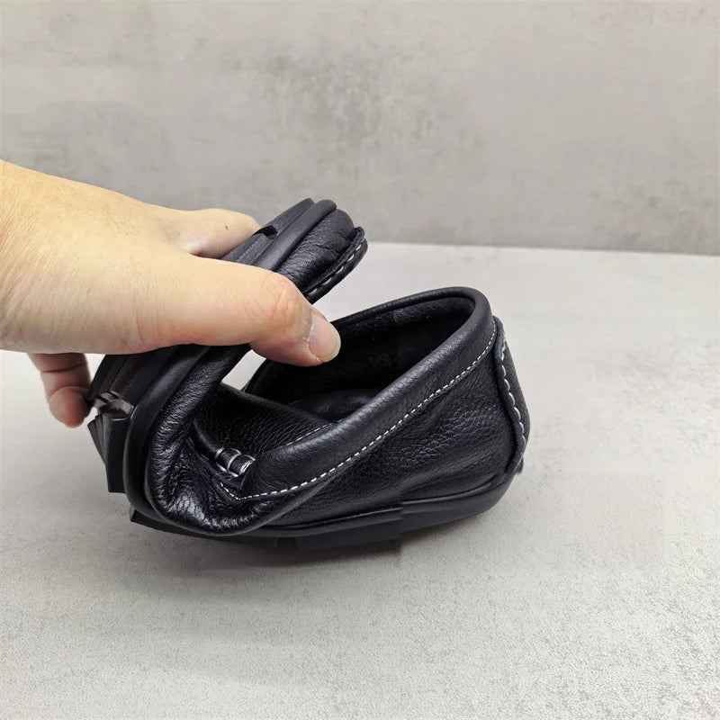 Schwarzer Slipper mit weißen Ziernähten, Vorderansicht