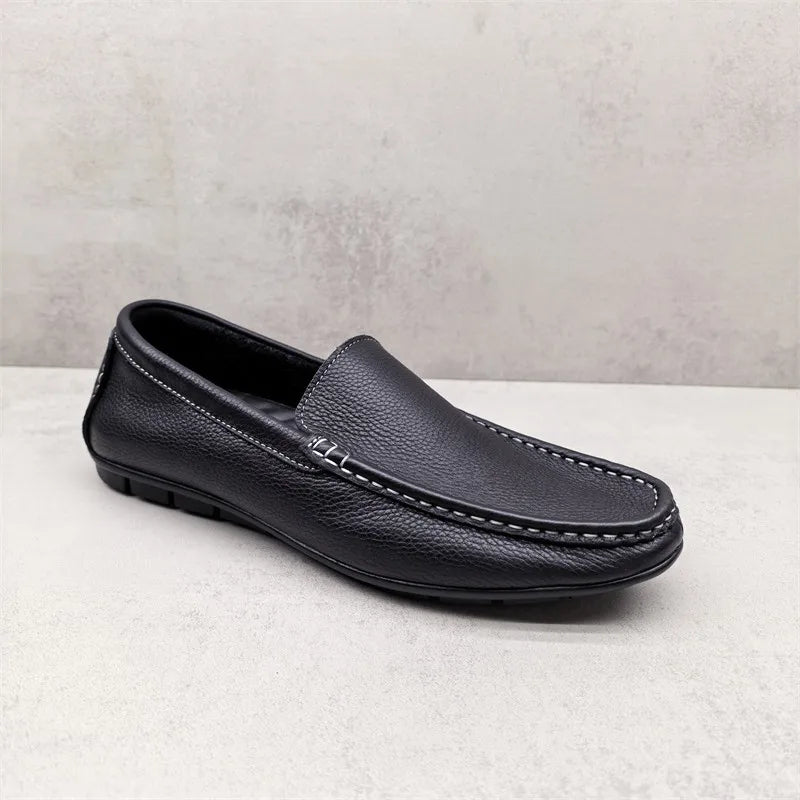 Schwarzer Slipper mit flacher rutschfester Sohle