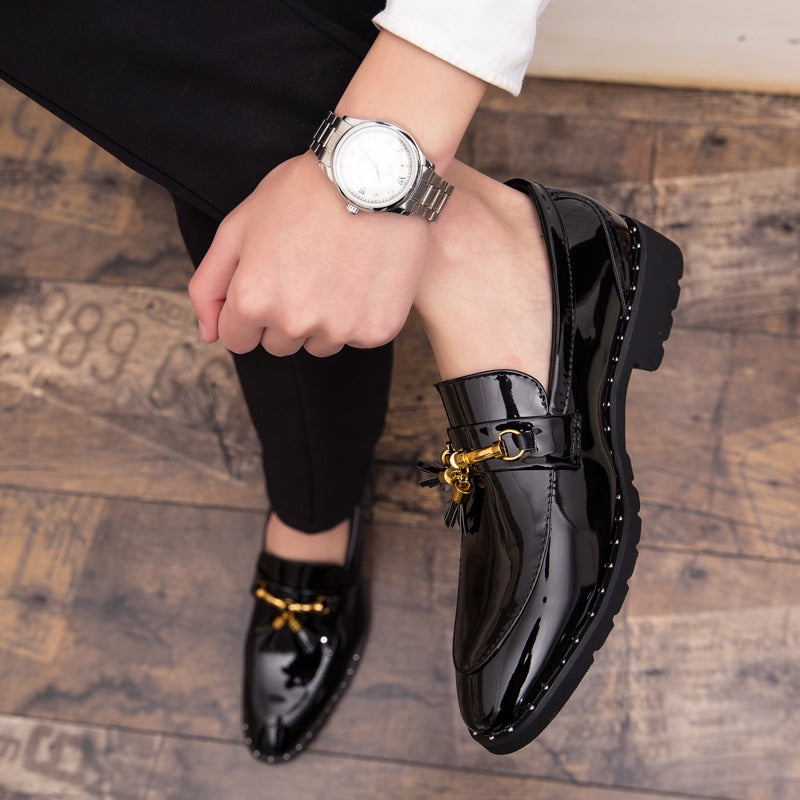 Lackierte Herren-Loafer mit Quasten und goldener Schnalle