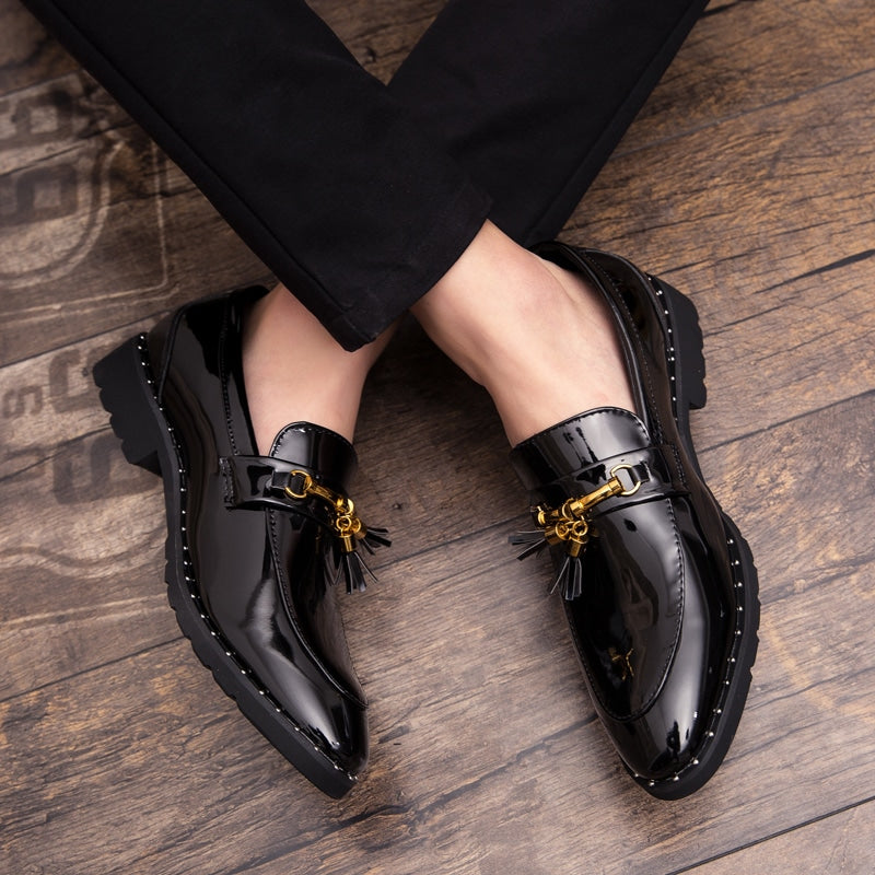 Lackierte Herren-Loafer mit Quasten und goldener Schnalle