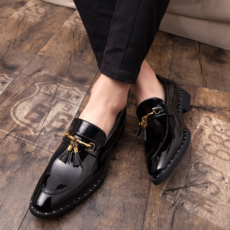 Lackierte Herren-Loafer mit Quasten und goldener Schnalle
