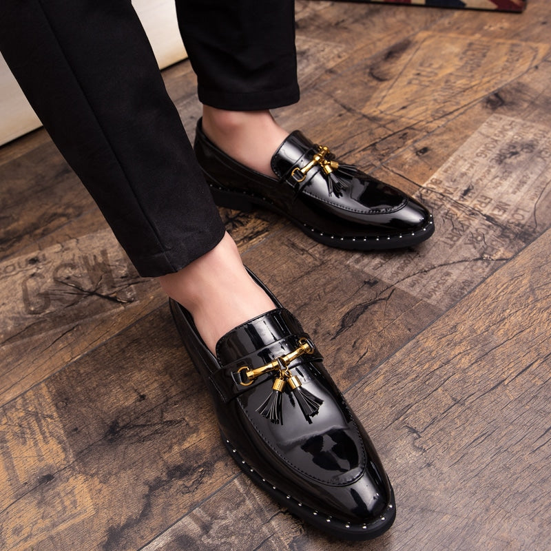 Lackierte Herren-Loafer mit Quasten und goldener Schnalle