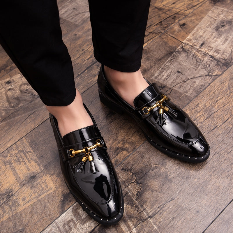 Lackierte Herren-Loafer mit Quasten und goldener Schnalle