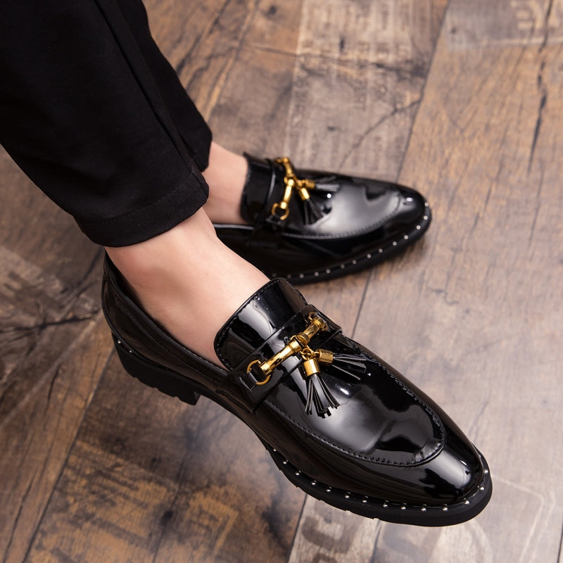 Lackierte Herren-Loafer mit Quasten und goldener Schnalle