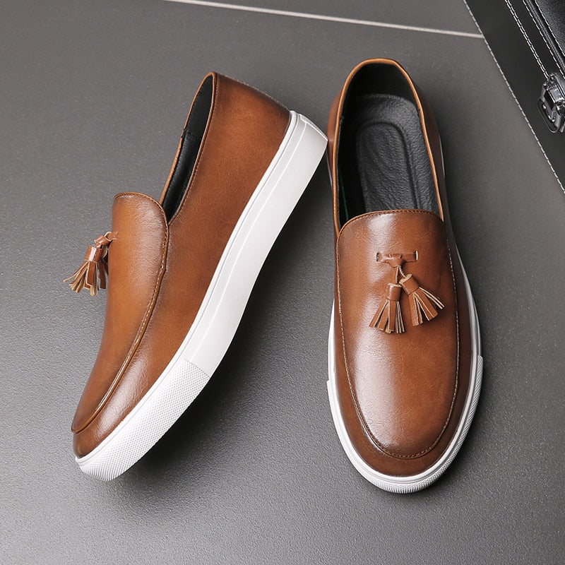 Herren Kunstleder Loafer mit Quaste und weißer Sohle