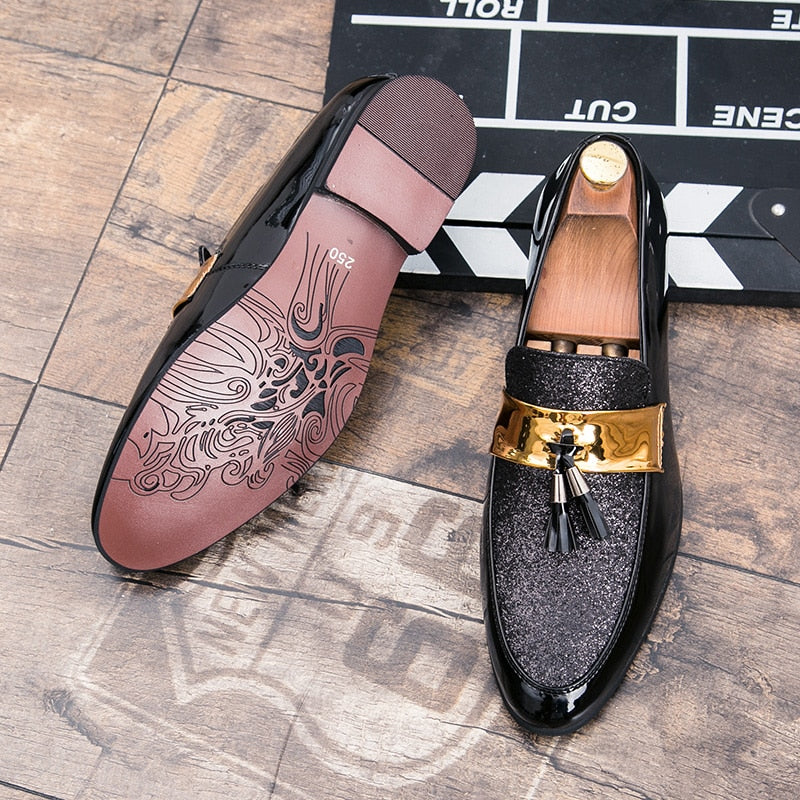 Herren-Loafer aus Kunstleder mit Quasten und goldenem Riemen