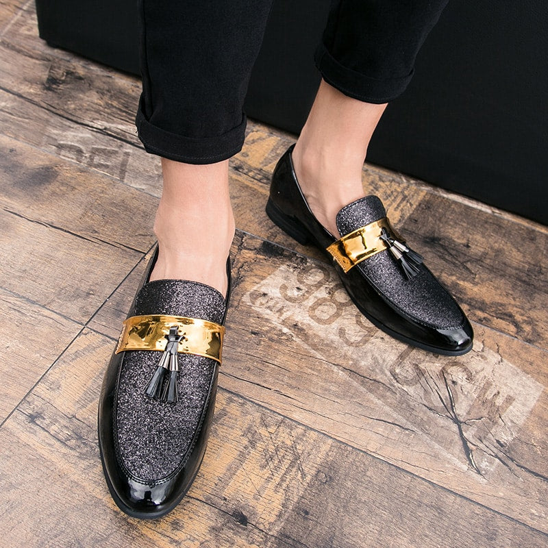 Herren-Loafer aus Kunstleder mit Quasten und goldenem Riemen