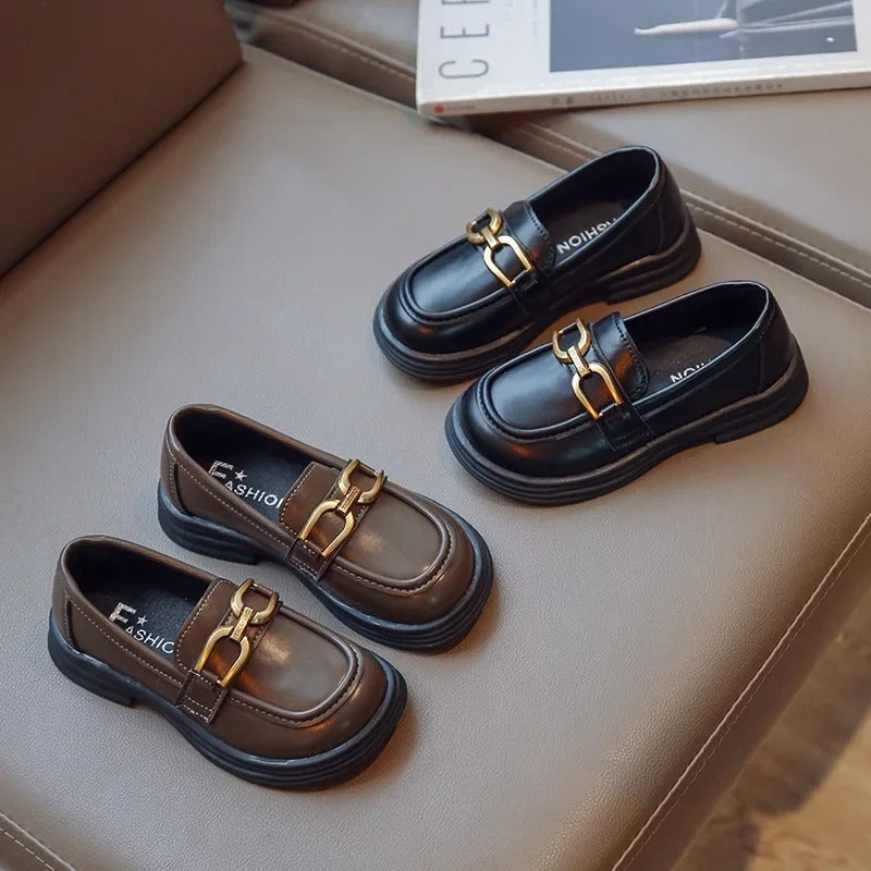Dunkle Loafer für Mädchen mit Schnalle
