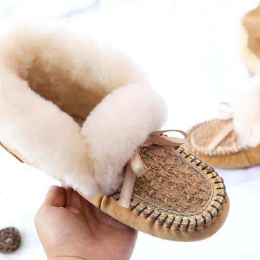 Gefütterte Wildleder-Mokassins im indianischen Stil mit Tweed-Schaft