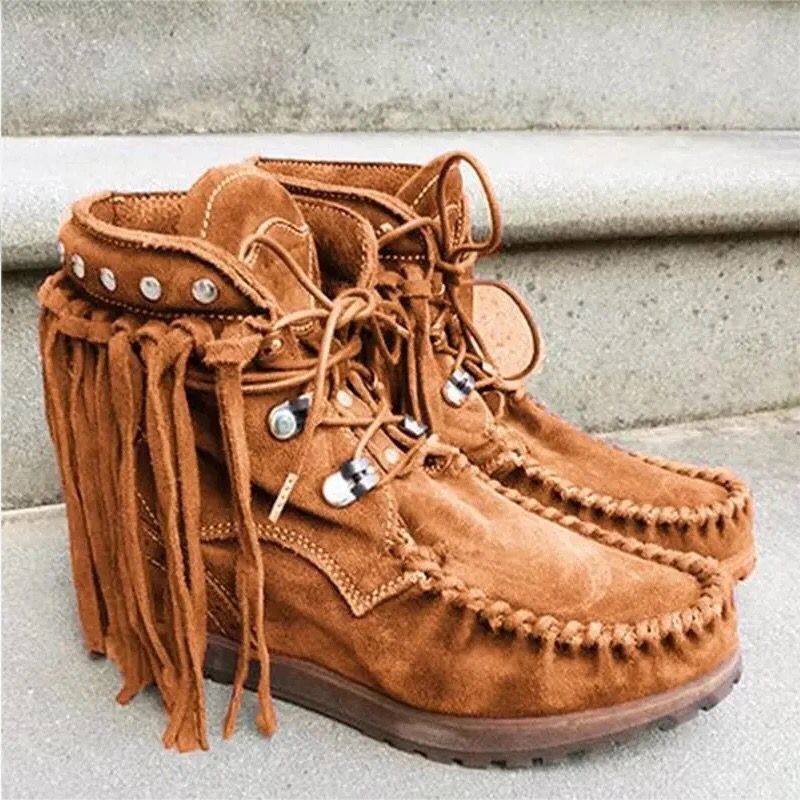 Indischer Mokassin mit Schnürsenkeln und Fransen, Typ hoher Sneaker aus braunem Wildleder