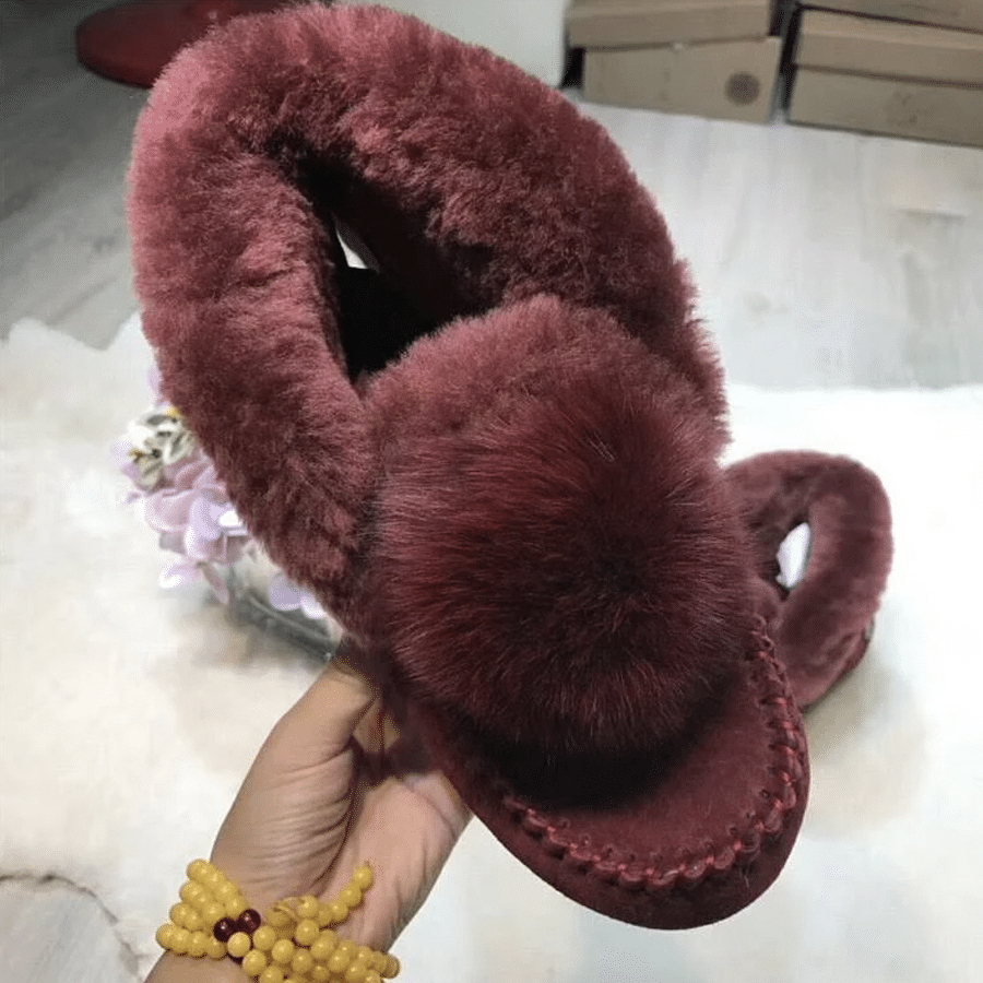 Gefütterte Wildleder-Mokassins im indianischen Stil mit Bommel