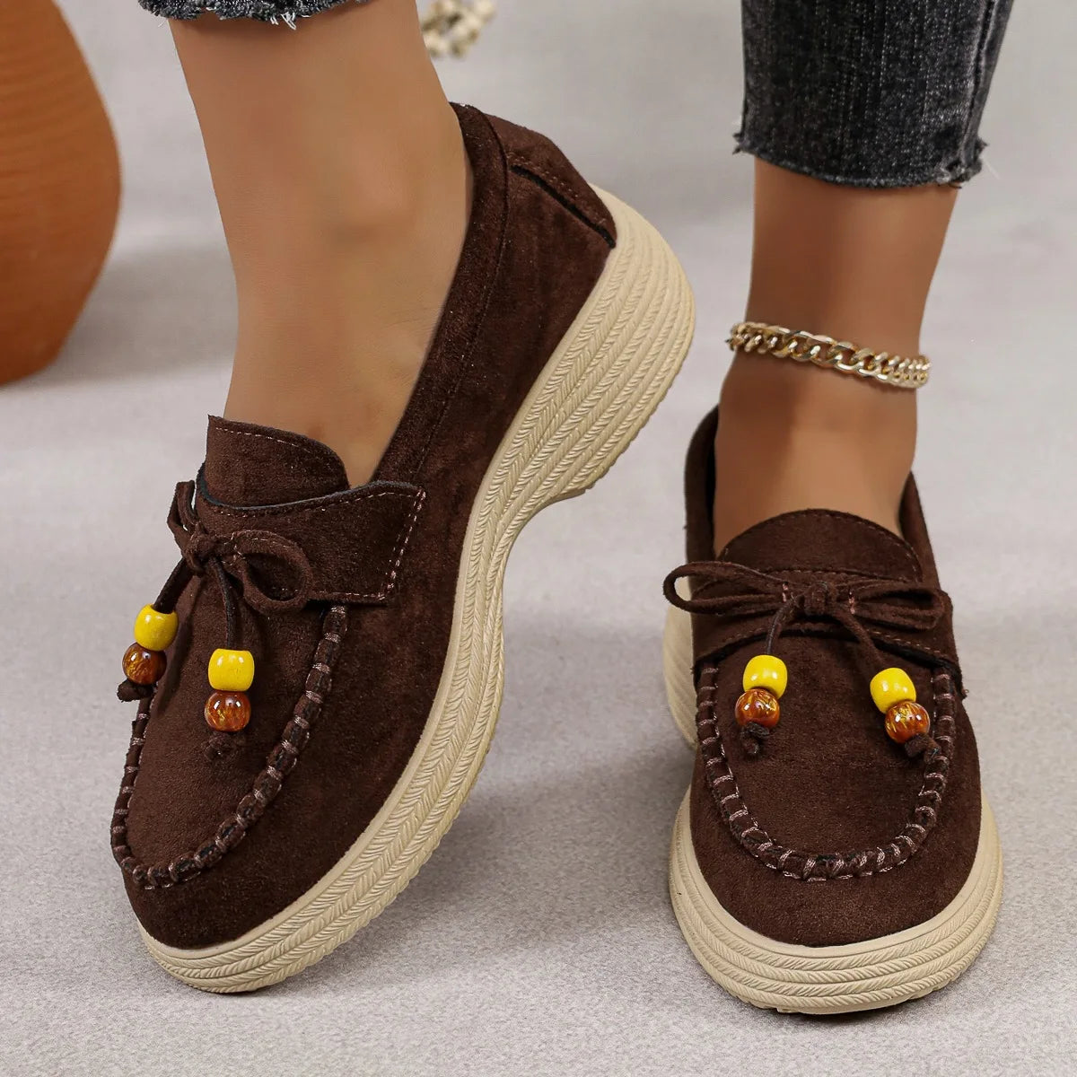 Damen Plateau-Loafer mit Perlenschleife in Taupe