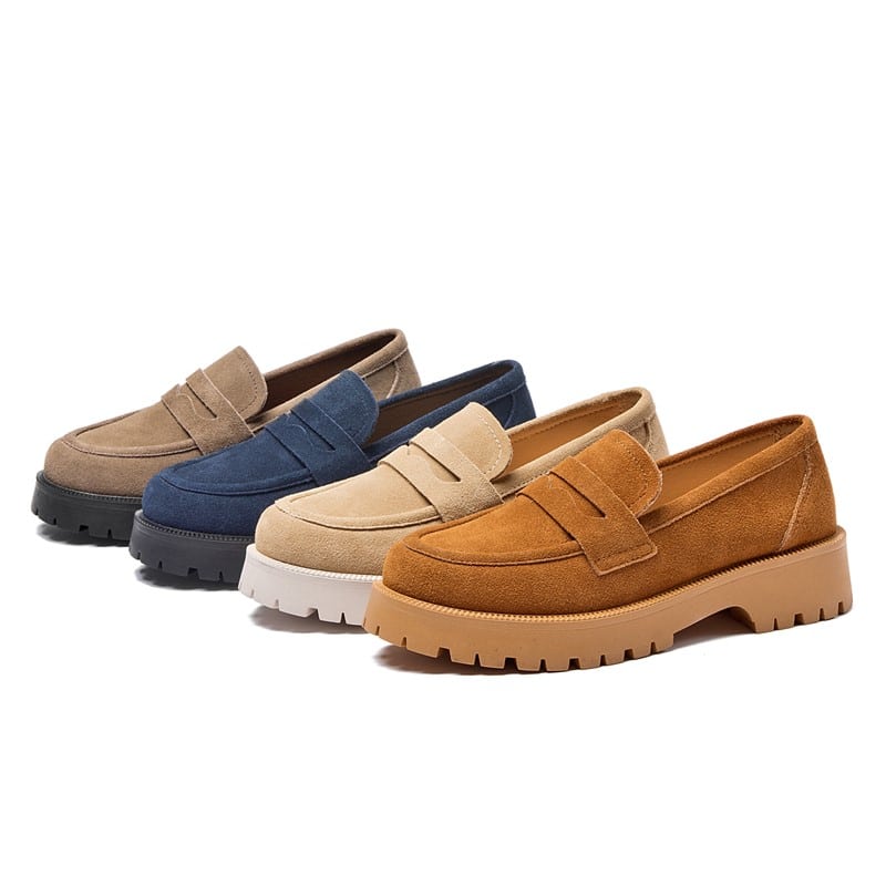 Vier einfache Wildledermokassins in verschiedenen Farben, graublau, beige und braun mit dicker Sohle, die auf einem weißen Hintergrund aufgereiht sind.