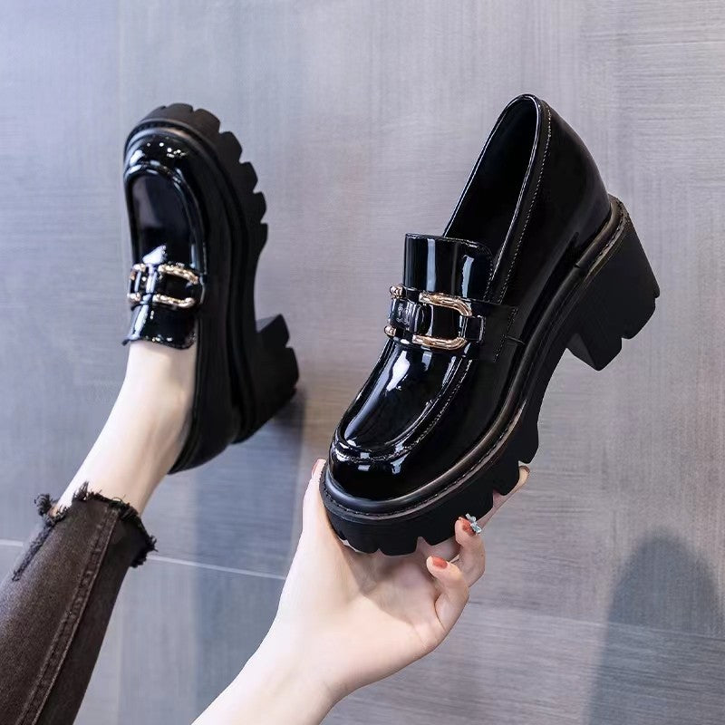 Lackierte Loafer mit Absatz und dicker Sohle