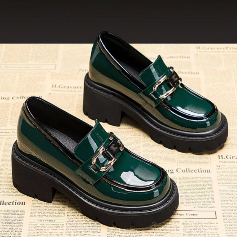 Lackierte Loafer mit Absatz und dicker Sohle