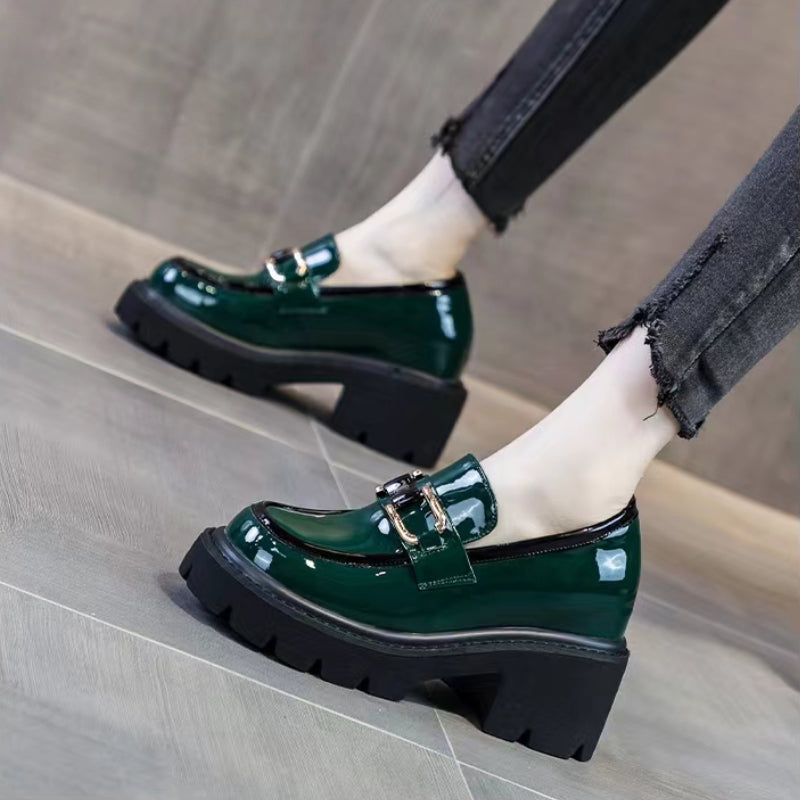 Lackierte Loafer mit Absatz und dicker Sohle