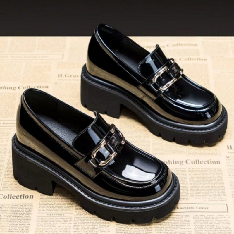 Lackierte Loafer mit Absatz und dicker Sohle