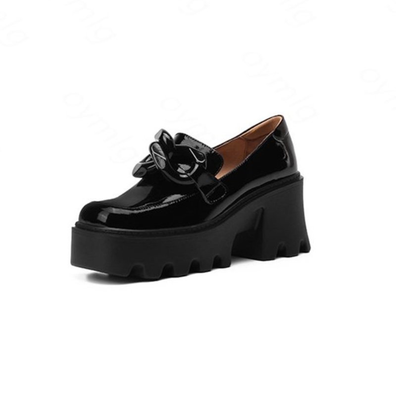 Lackloafer mit dicker Sohle und großer Schnalle