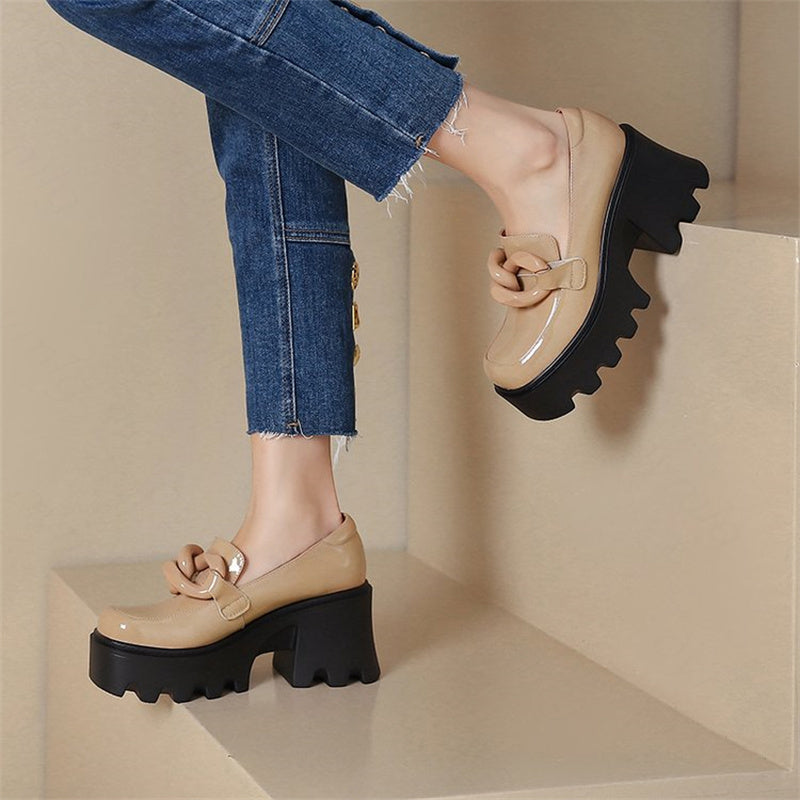 Lackloafer mit dicker Sohle und großer Schnalle