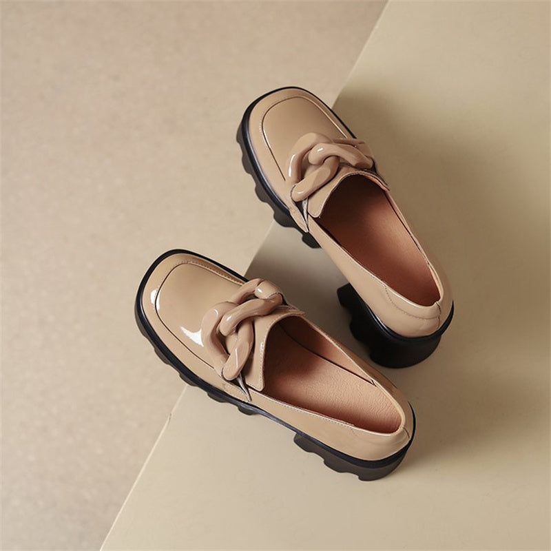 Lackloafer mit dicker Sohle und großer Schnalle