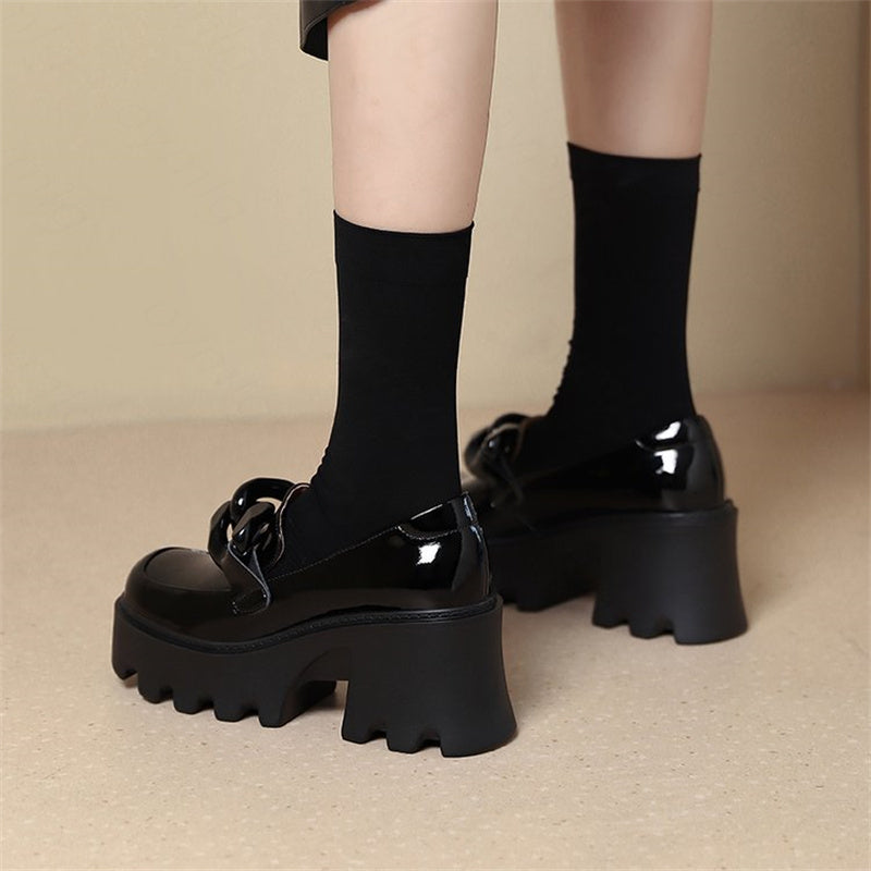 Lackloafer mit dicker Sohle und großer Schnalle