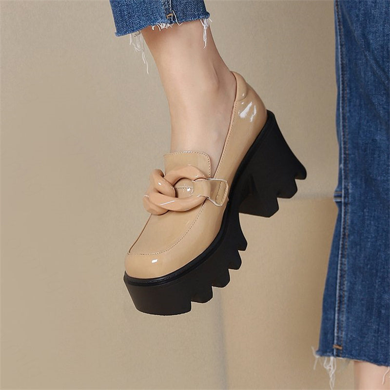Lackloafer mit dicker Sohle und großer Schnalle