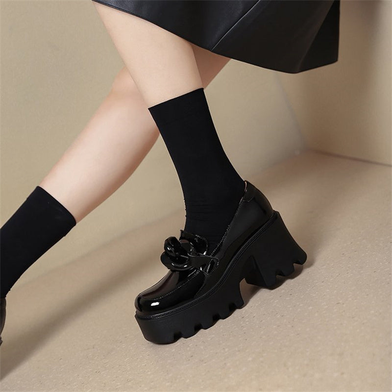 Lackloafer mit dicker Sohle und großer Schnalle