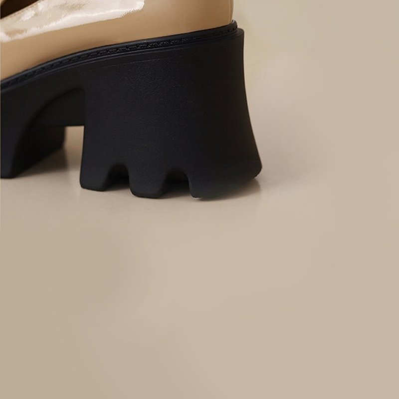 Lackloafer mit dicker Sohle und großer Schnalle