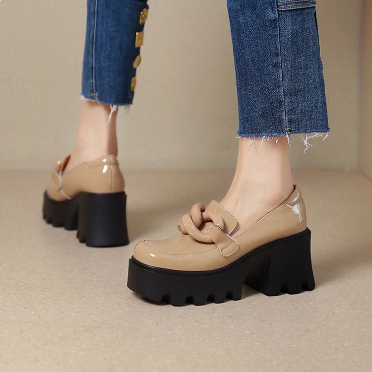 Lackloafer mit dicker Sohle und großer Schnalle