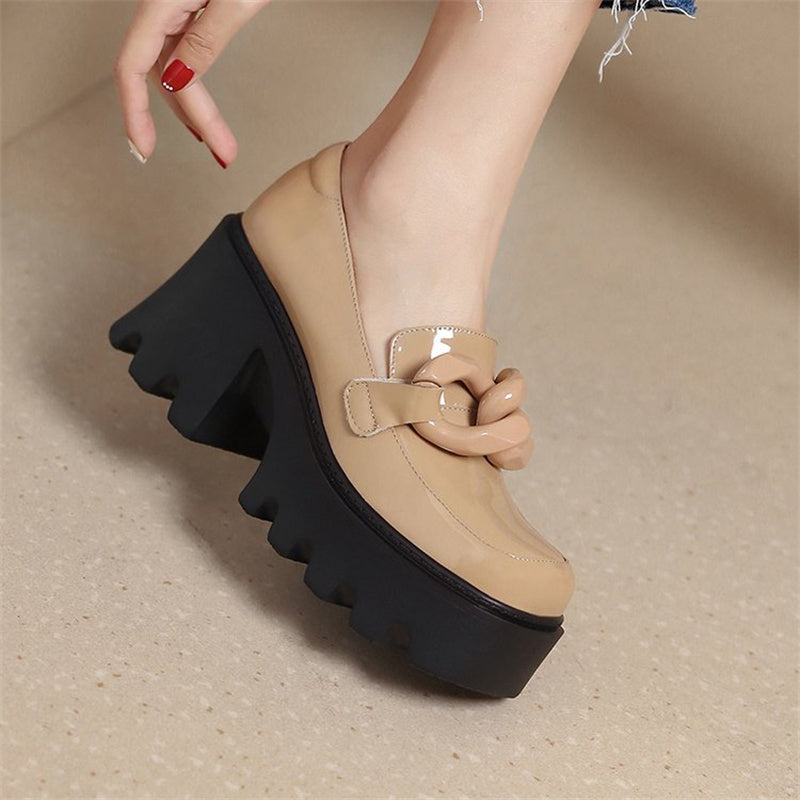 Lackloafer mit dicker Sohle und großer Schnalle
