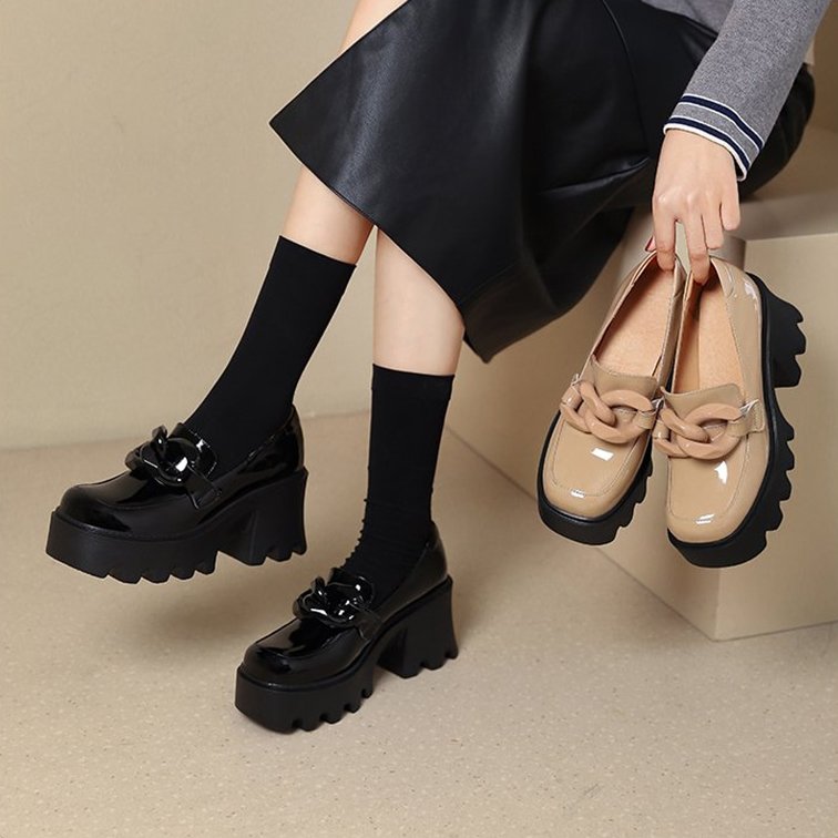 Lackloafer mit dicker Sohle und großer Schnalle