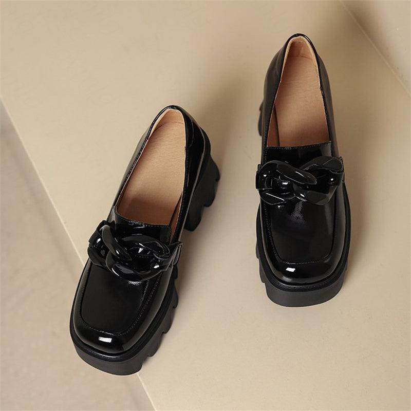Lackloafer mit dicker Sohle und großer Schnalle