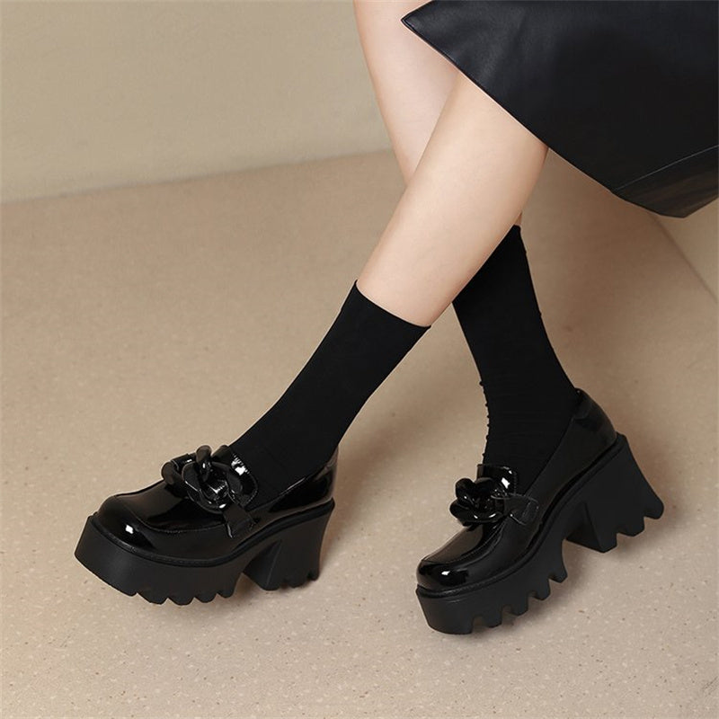 Lackloafer mit dicker Sohle und großer Schnalle