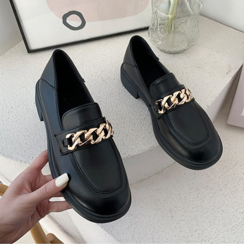 Lackleder-Loafer mit kleinem Absatz und Kette