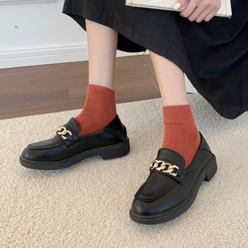Lackleder-Loafer mit kleinem Absatz und Kette