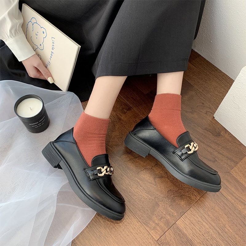 Lackleder-Loafer mit kleinem Absatz und Kette