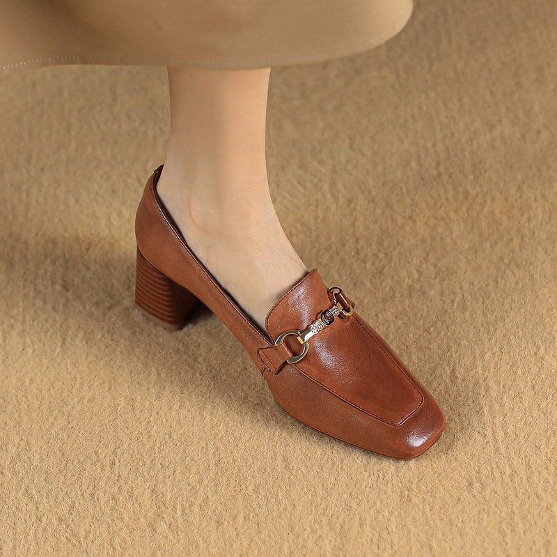 Leder-Loafer mit Absatz und Schnalle
