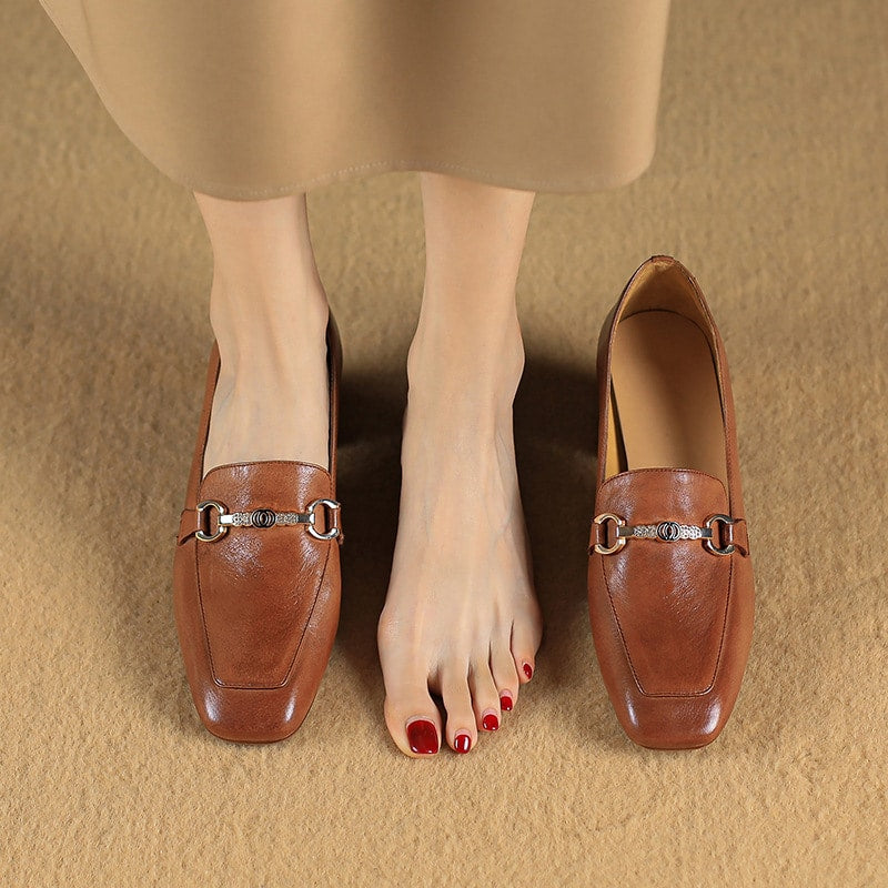 Leder-Loafer mit Absatz und Schnalle