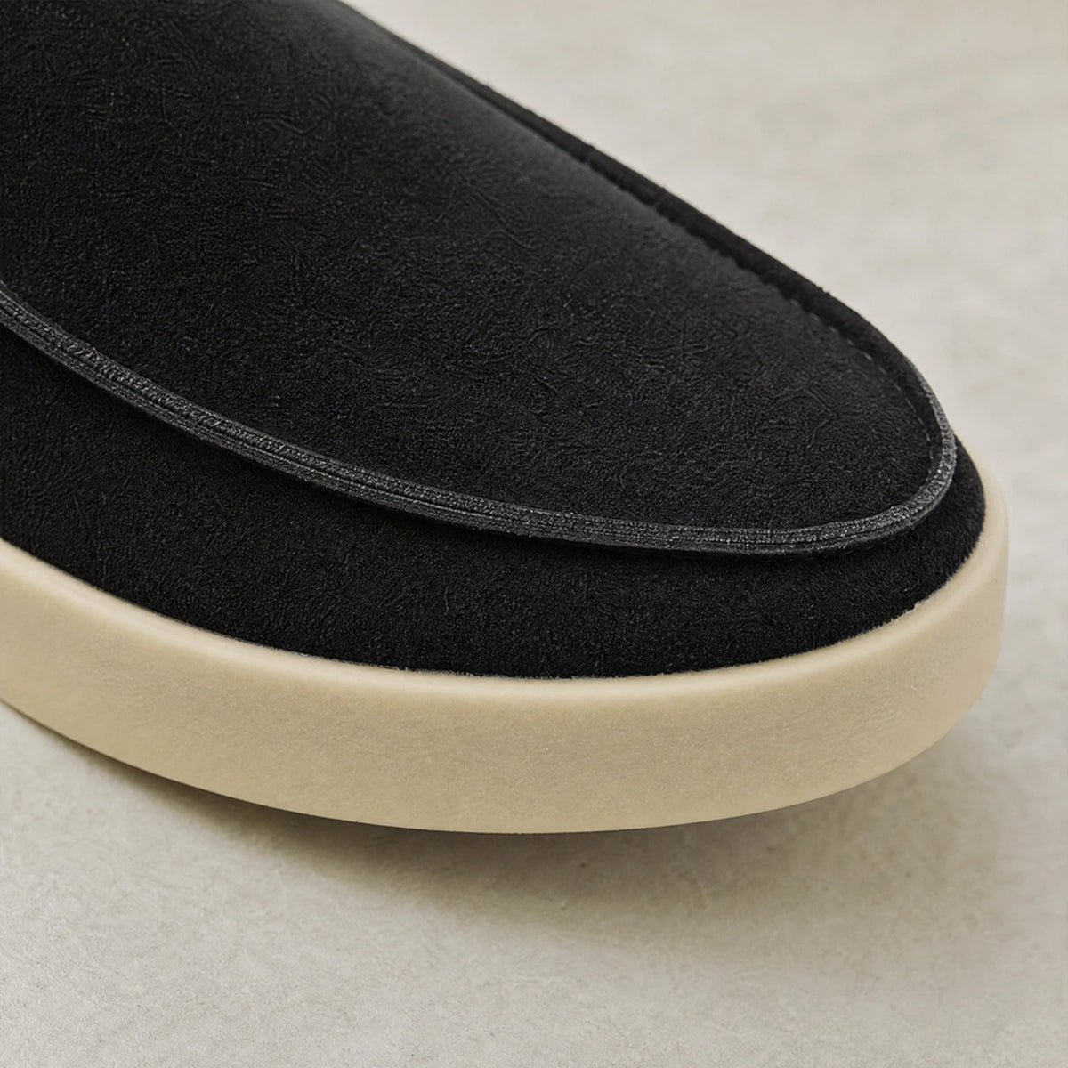 Loafer mit dicker Sohle aus Veloursleder in Schwarz, Detailansicht 2 Bild