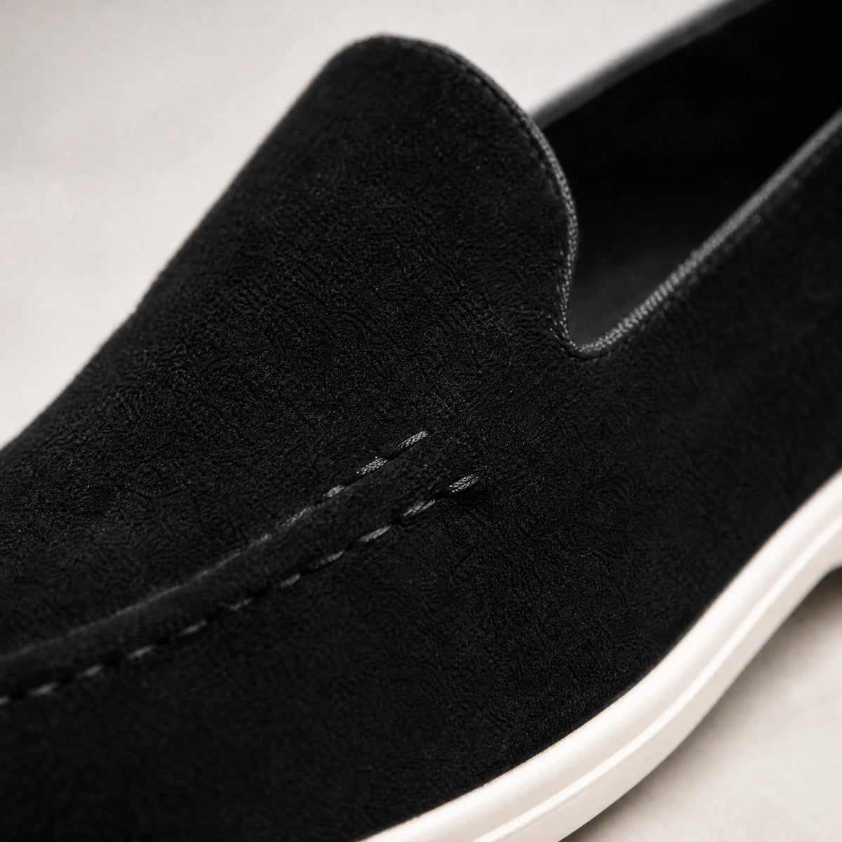 Slip-on-Loafer mit weißer Sohle in Schwarz, Ansicht 2 Bild