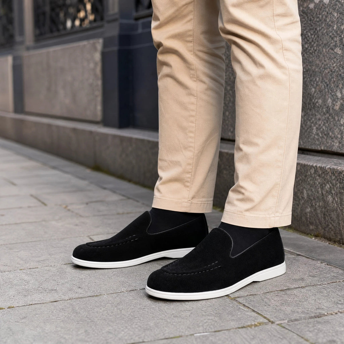 Slip-on-Loafer mit weißer Sohle in Schwarz, Ansicht 3 Bild