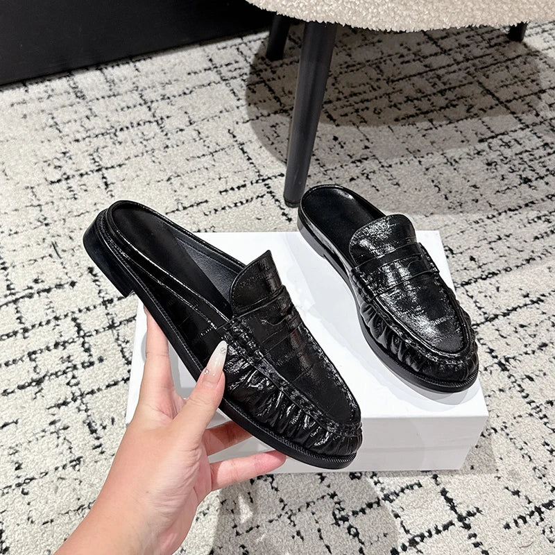 Loafer Mule Damen Leder flacher Absatz in Schwarz Krokooptik, Paar von vorn