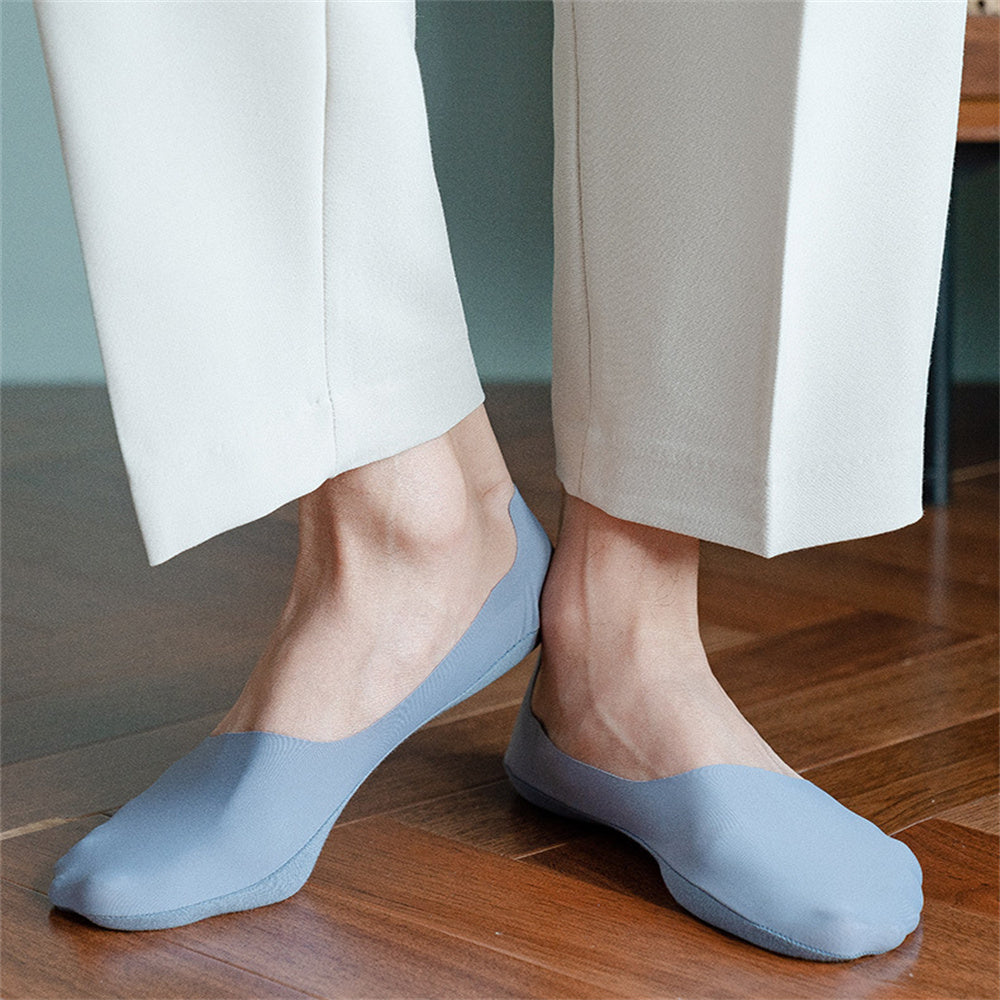5 weiße Socken im oberen und 5 schwarze Socken im unteren Teil des Bildes