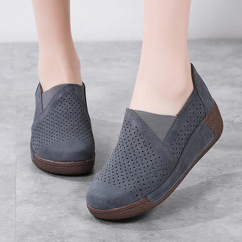 Bequeme Loafer mit Lochmuster und Keilsohle für Damen