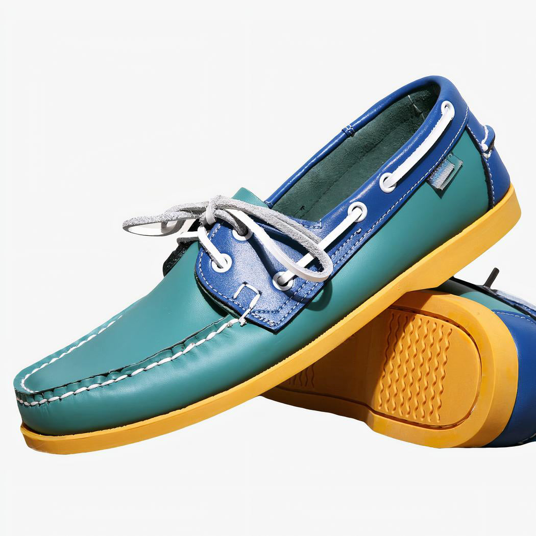 Blauer und grüner Boot-Mokassin auf braunem und Weiß Hintergrund.