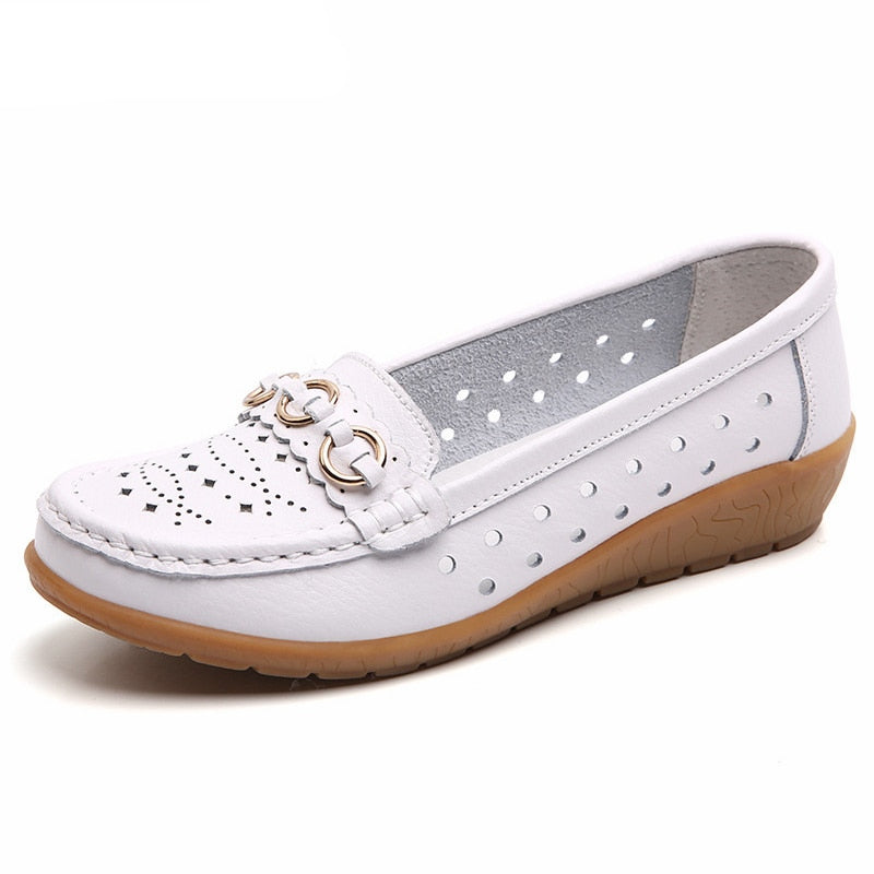 Durchbrochene Keilabsatz-Loafer mit goldenen Schnallendetails für Damen
