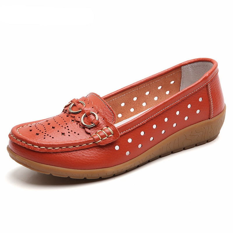 Durchbrochene Keilabsatz-Loafer mit goldenen Schnallendetails für Damen