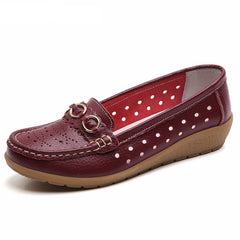 Durchbrochene Keilabsatz-Loafer mit goldenen Schnallendetails für Damen, Burgund